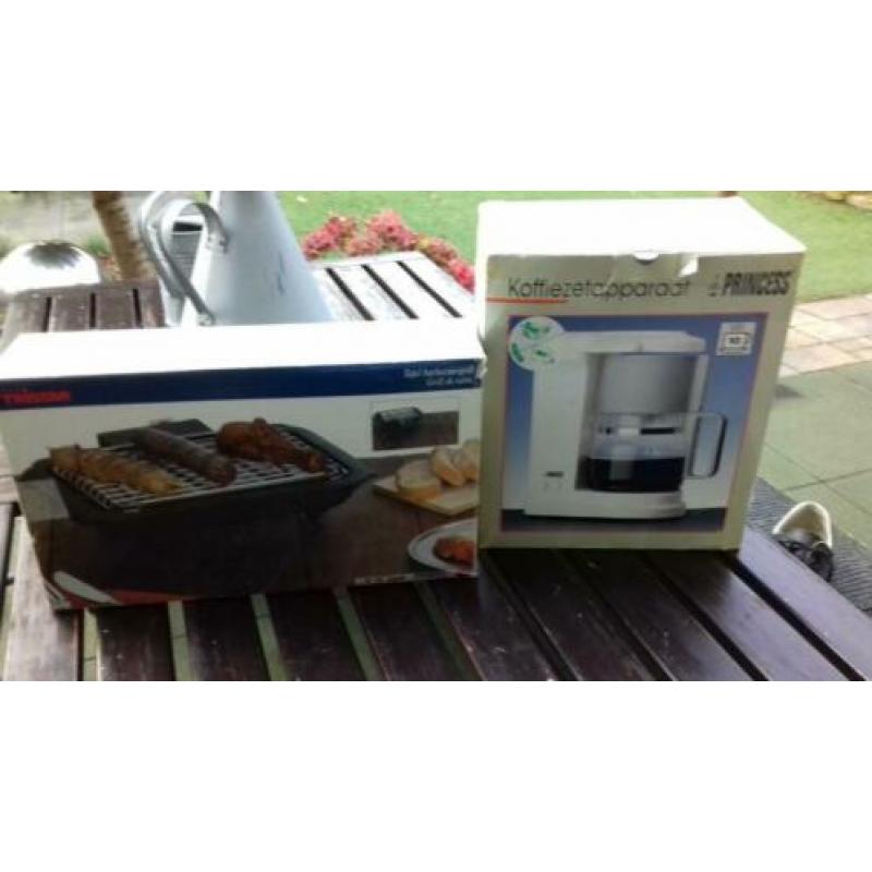 camping koffiezetapparaat en tafel BBQgrill