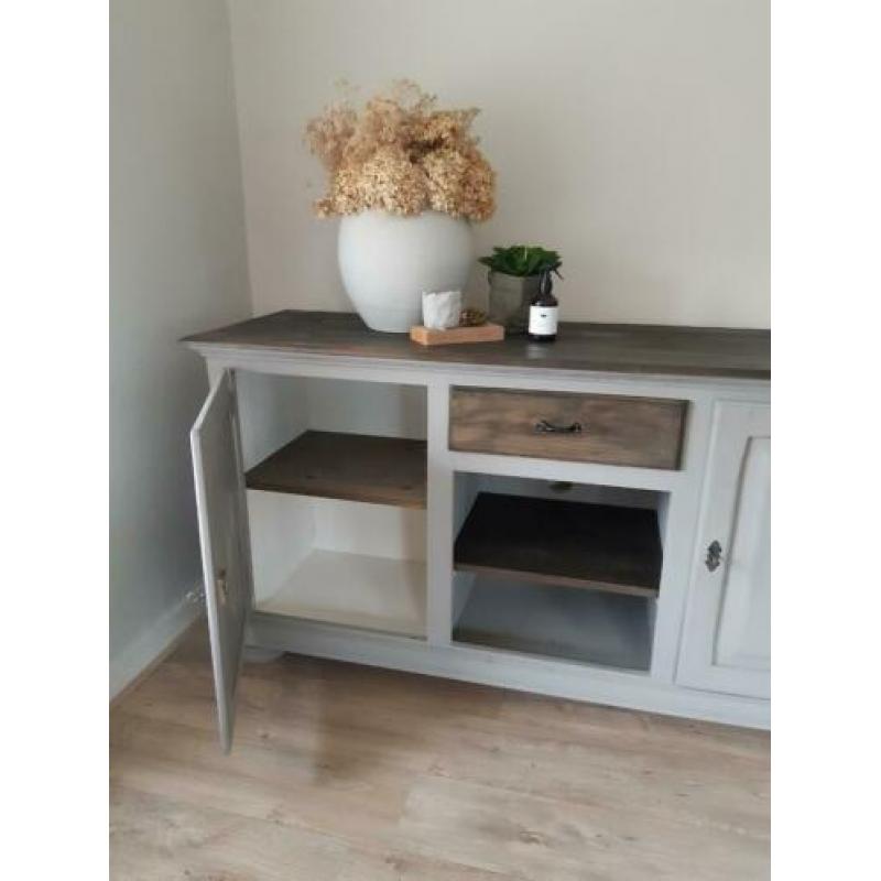 Dressoir/tv kast. Matte look.
