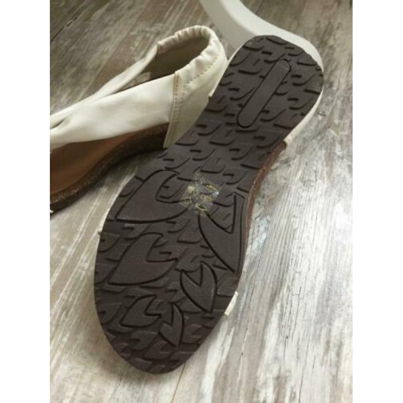 Wit met grijze sandalen van Dolcis. Maat 37. Nieuw!