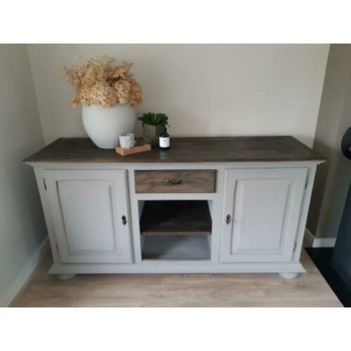 Dressoir/tv kast. Matte look.