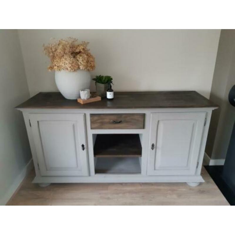 Dressoir/tv kast. Matte look.