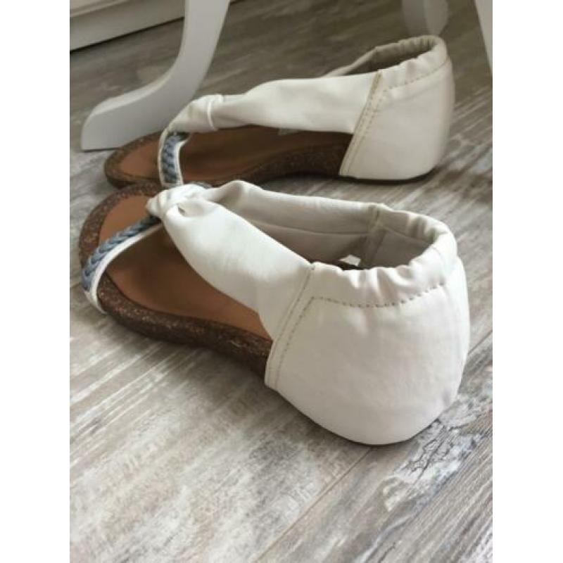 Wit met grijze sandalen van Dolcis. Maat 37. Nieuw!