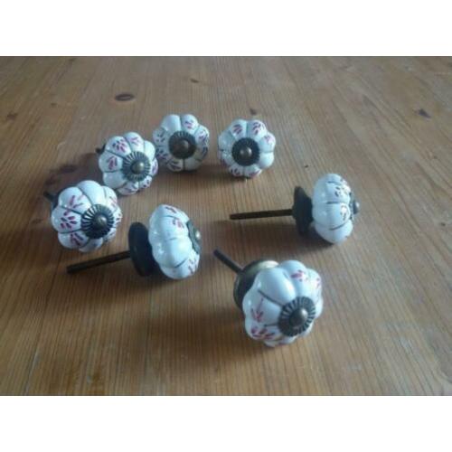 7 porseleinen kast-knoppen, vintage, brocante, wit met rood