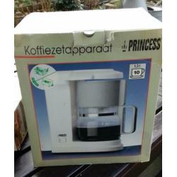 camping koffiezetapparaat en tafel BBQgrill