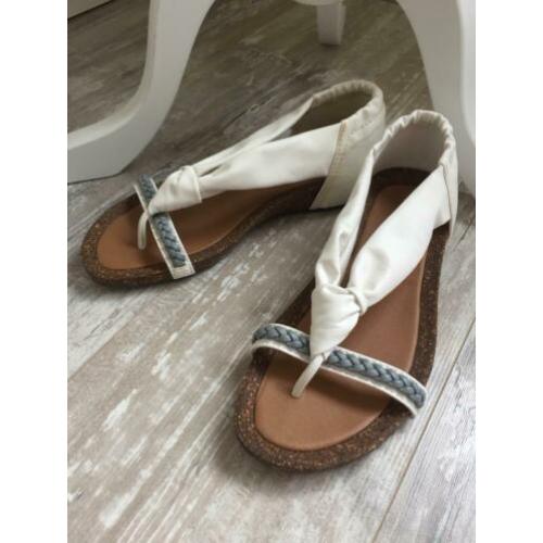 Wit met grijze sandalen van Dolcis. Maat 37. Nieuw!