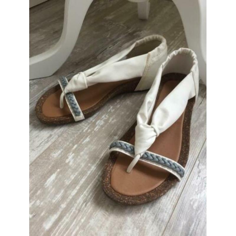 Wit met grijze sandalen van Dolcis. Maat 37. Nieuw!