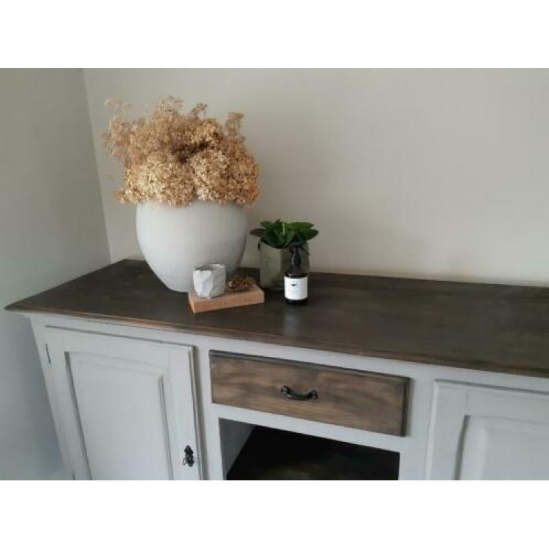 Dressoir/tv kast. Matte look.