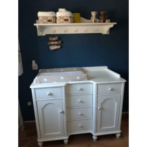 Complete antieke babykamer