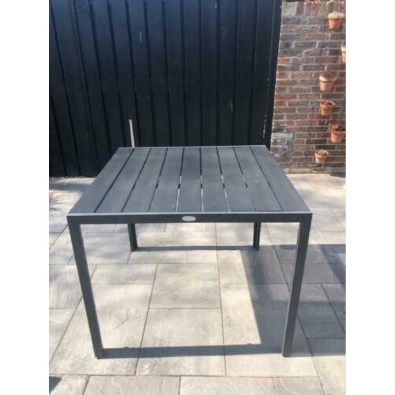 Zwarte jutlandia tuintafel
