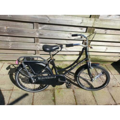 Meisjes fietsen
