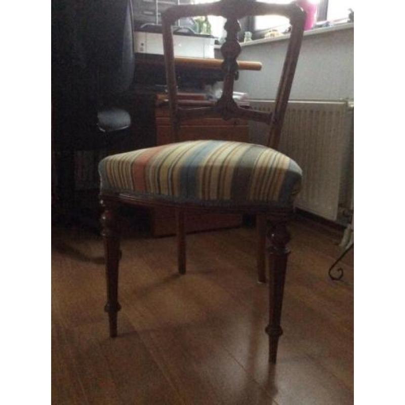 Zes Antieke stoelen