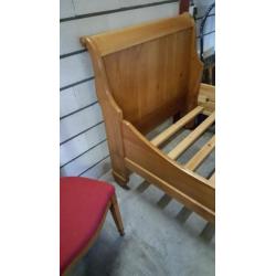 Bijzondere en mooie antieke kersen houten Tiener bed.