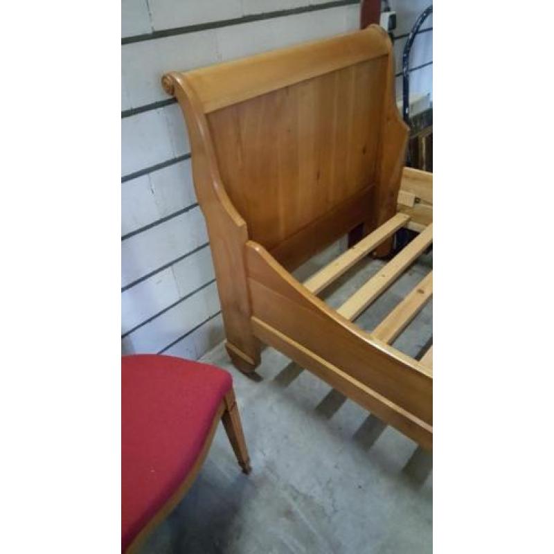 Bijzondere en mooie antieke kersen houten Tiener bed.