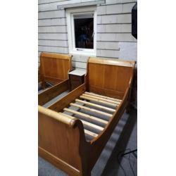Bijzondere en mooie antieke kersen houten Tiener bed.