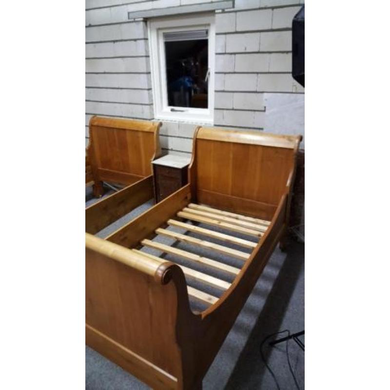 Bijzondere en mooie antieke kersen houten Tiener bed.