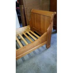 Bijzondere en mooie antieke kersen houten Tiener bed.