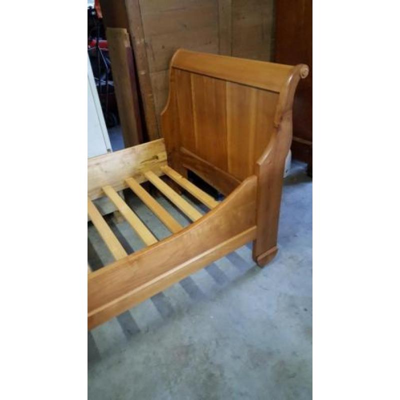 Bijzondere en mooie antieke kersen houten Tiener bed.