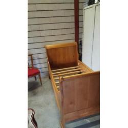 Bijzondere en mooie antieke kersen houten Tiener bed.