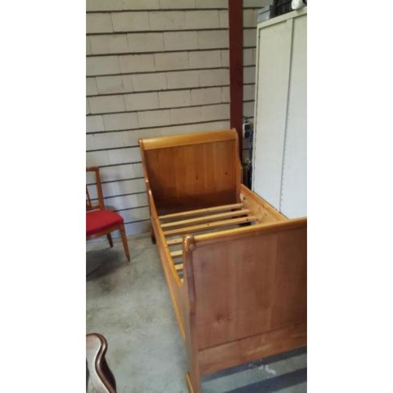 Bijzondere en mooie antieke kersen houten Tiener bed.