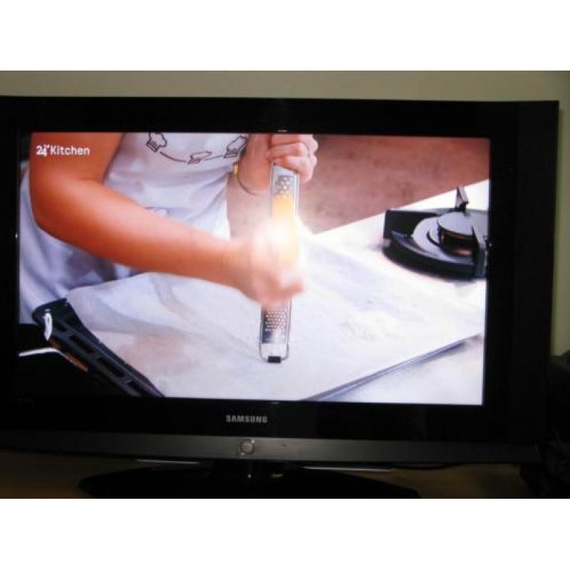 Samsung televisie met 82 cm beeld.