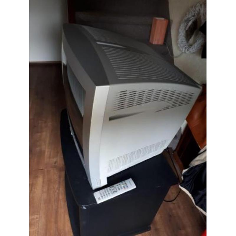 Vestel tv incl afstandbediening en tvkastje..