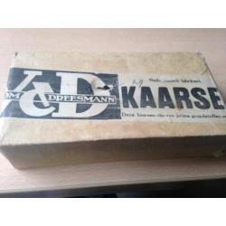 Antieke doos van Vroom & Dreesmann met kaarsen