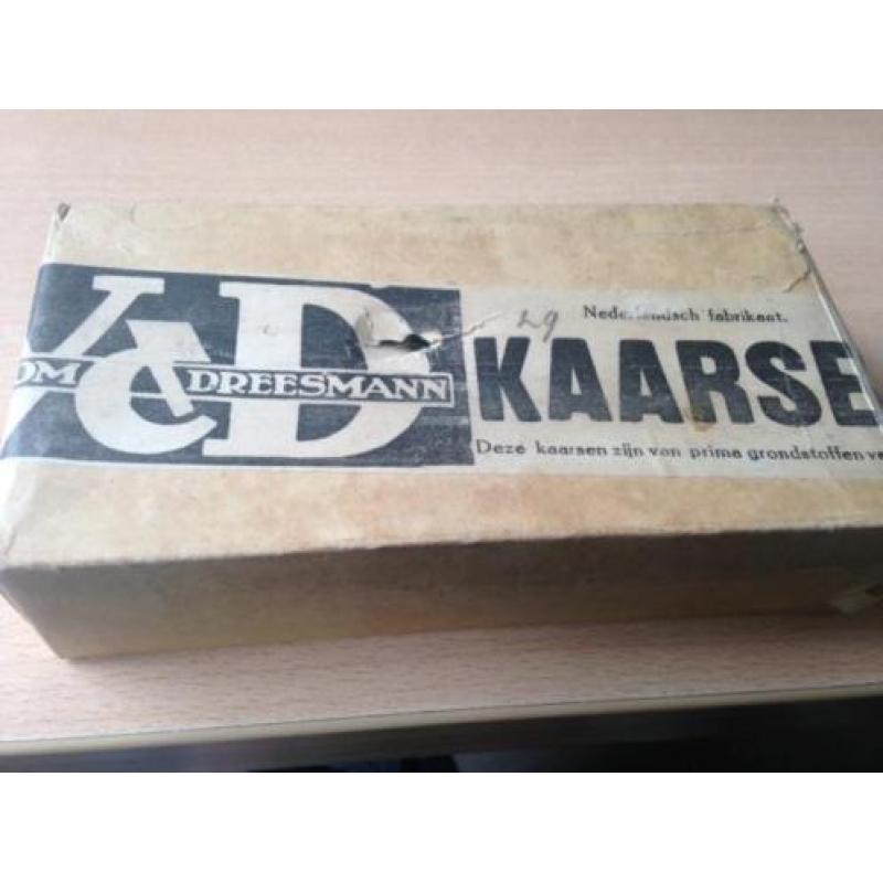 Antieke doos van Vroom & Dreesmann met kaarsen