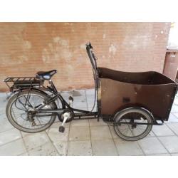 Bakfiets elektrisch 4 personen.