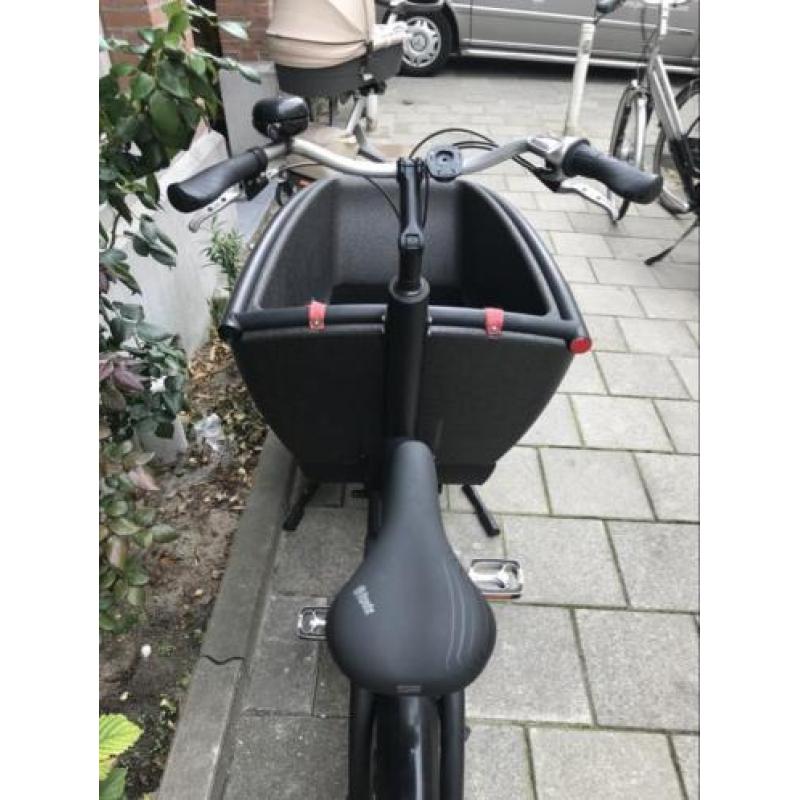 Zeer complete zwarte Urban Arrow bakfiets met regenkap