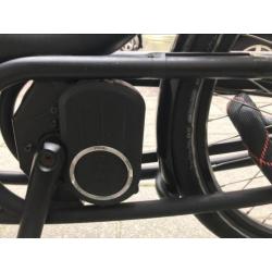 Zeer complete zwarte Urban Arrow bakfiets met regenkap