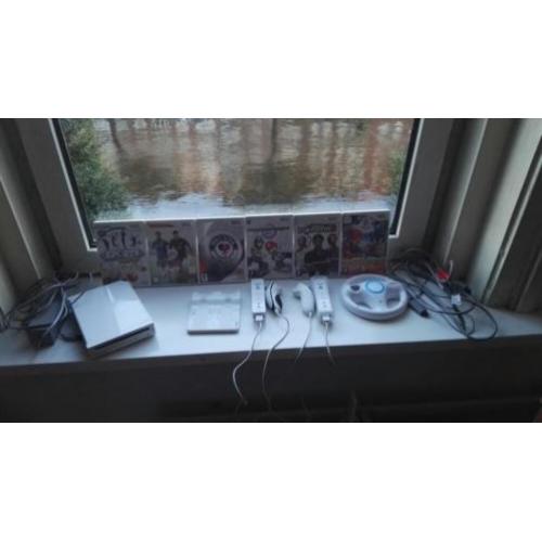 WII met 2 controllers, 1 stuurtje, opladeren en 6 games