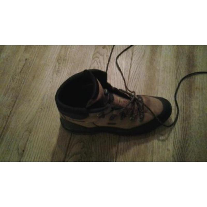Bergschoenen merk lowa. Maat 47